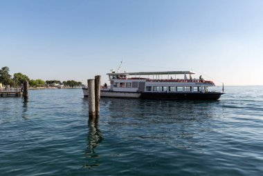  Lake Garda feribot tekne. Garda Gölü İtalya'nın en uğrak turistik bölgelerinden biri olduğunu. 