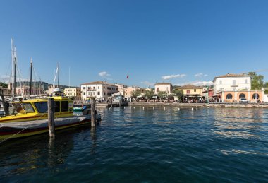 Bardolino Veronese Gölü kıyısındaki Garda üzerinde çekici kent