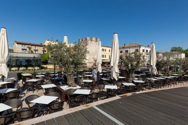 Bardolino Veronese Gölü kıyısındaki Garda üzerinde çekici kent.