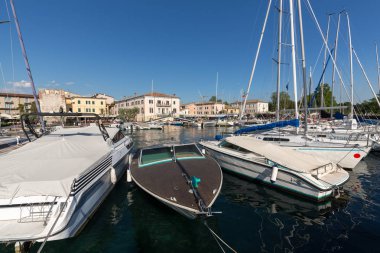 Teknelerden ve balıkçı tekneleri on The Garda Lake Porto di Bardolino Harbor'da. İtalya
