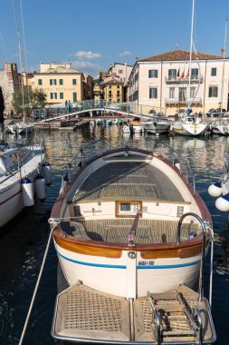 Teknelerden ve balıkçı tekneleri on The Garda Lake Porto di Bardolino Harbor'da. İtalya