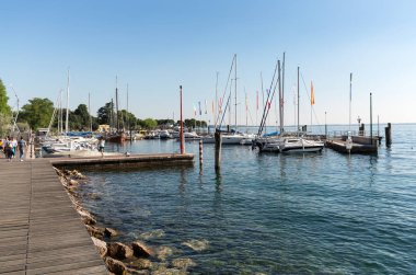 Teknelerden ve balıkçı tekneleri on The Garda Lake Porto di Bardolino Harbor'da. İtalya