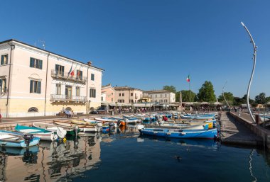 Teknelerden ve balıkçı tekneleri on The Garda Lake Porto di Bardolino Harbor'da. İtalya