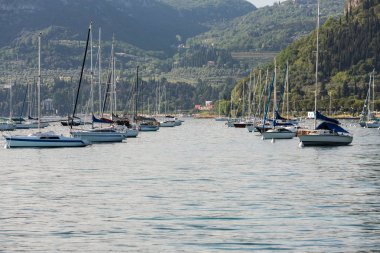 Teknelerden Porto di Bardolino, Garda Gölü üzerinde liman. İtalya