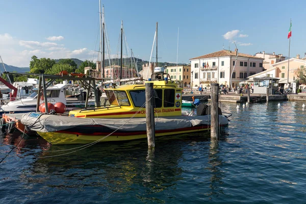 Segelboote und Fischerboote im Hafen von Porto di Bardolino am Gardasee. Italien — Stockfoto