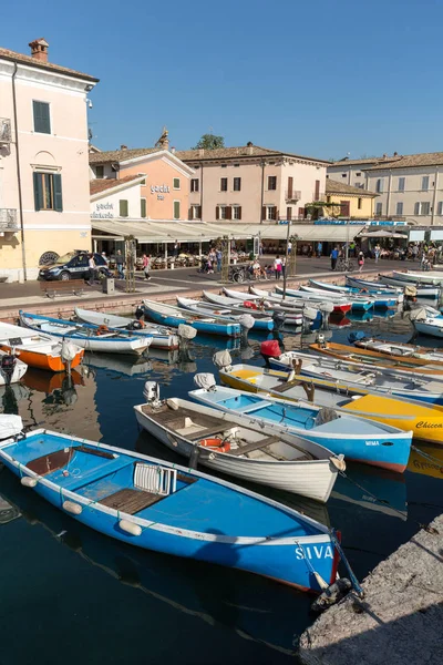 Voiliers et bateaux de pêche au port de Porto di Bardolino sur le lac de Garde. Italie — Photo