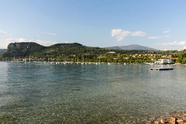 Veleros en el puerto de Porto di Bardolino en el lago de Garda. Italia —  Fotos de Stock