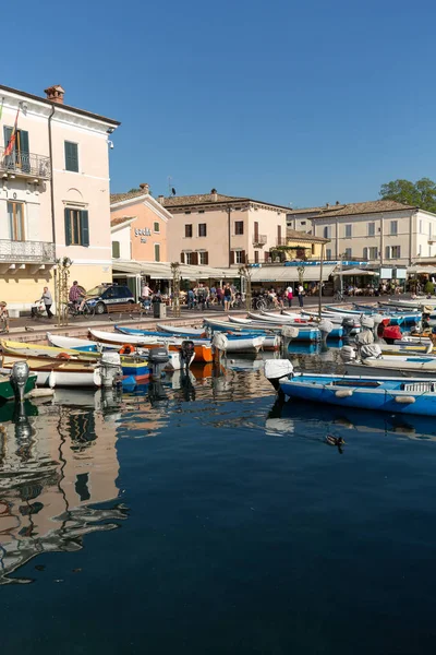 Voiliers et bateaux de pêche au port de Porto di Bardolino sur le lac de Garde. Italie — Photo