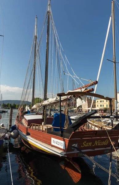 Plachetnice v přístavu Porto di Bardolino na Gardské jezero. Itálie — Stock fotografie