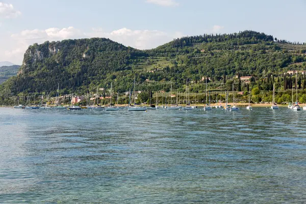 Zeilboten te Porto di Bardolino haven on The Garda Lake. Italië — Stockfoto