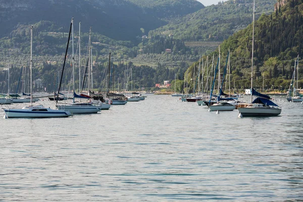 Zeilboten te Porto di Bardolino haven on The Garda Lake. Italië — Stockfoto