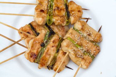 Nefis ızgara et ve pırasa ile Barbekü 