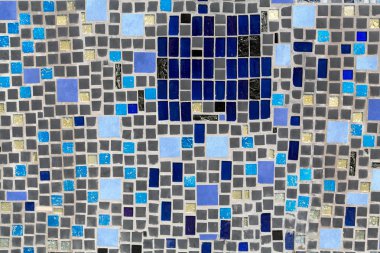 Duvar, soyut cam arka plan üzerinde renkli mozaik.