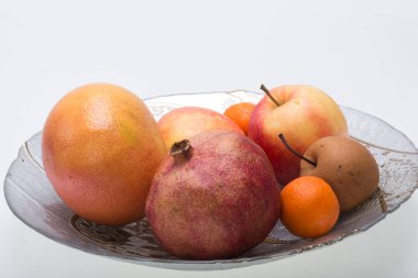 beyaz izole plaka üzerinde taze meyve karışımı