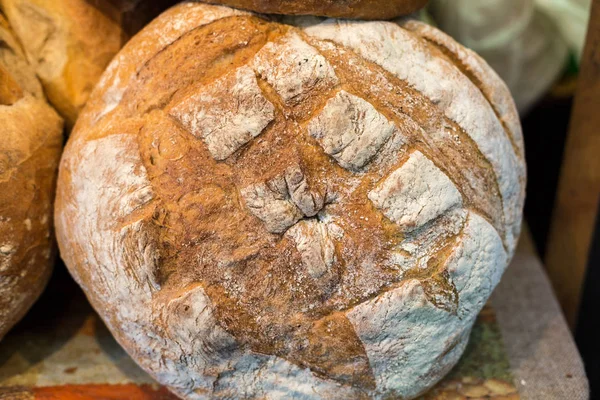 素朴なパンの伝統的焙煎. — ストック写真