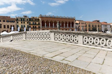  Köprüde Piazza Prato della Valle, Padua, İtalya.