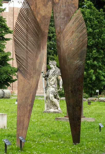 Samtida konst i trädgården Civic Museum of eremiter. Padua, Italien — Stockfoto