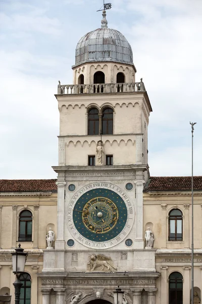 Saat Kulesi Bina Ortaçağ kökenli bakan Piazza dei sinyorlar Padova, İtalya — Stok fotoğraf