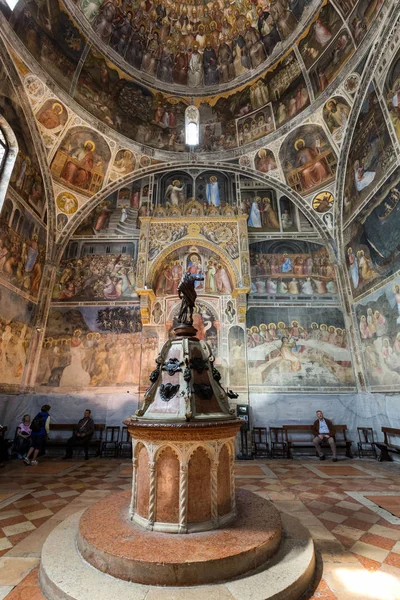 Estatua de Juan Bautista en el Baptisterio del Duomo o La Catedral de Santa Maria Assunta de Giusto de Menabuoi (1375-1376 ). —  Fotos de Stock