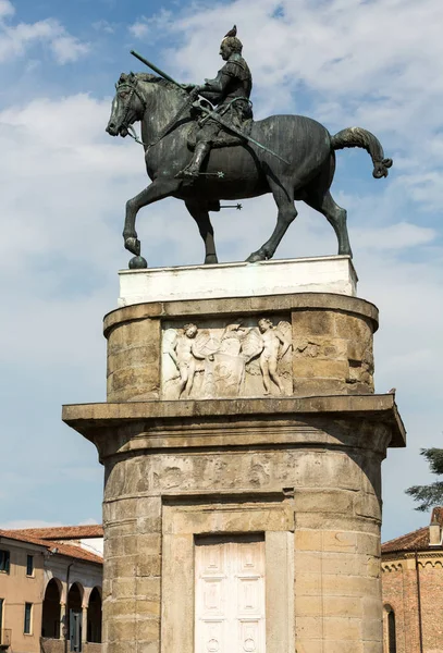 Jezdecká socha Gattamelata v Padově, Itálie — Stock fotografie