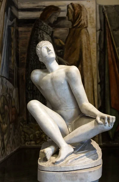 Mramorová socha v Palazzo Bo v Padově. Palazzo Bo je domovem historická budova univerzity Padova v Padově. Itálie — Stock fotografie