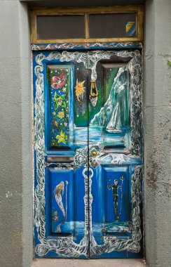 Funchal, Madeira, Portekiz - 4 Eylül 2016: Sanat açık kapı Santa Maria sokakta. 