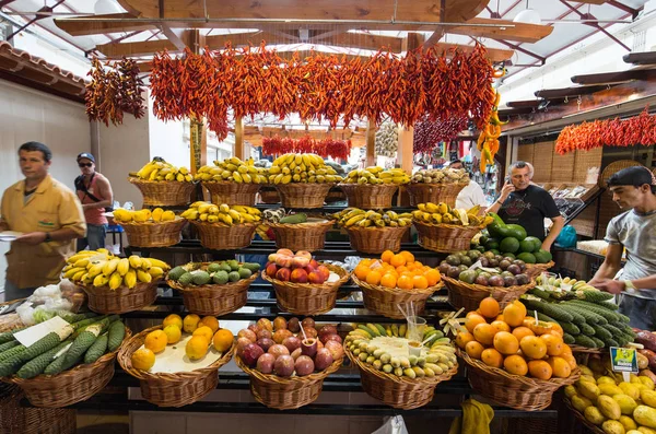 Frutas exóticas frescas no Mercado dos Lavradores. Funchal, Madeira, Portugal — Fotografia de Stock