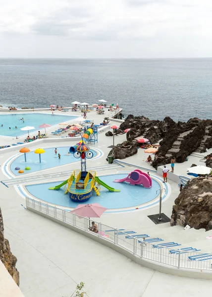 Piscina con turisti al Lido zona hotel a Funchal, isola di Madeira, Portogallo — Foto Stock