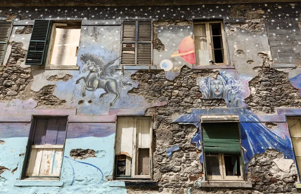 Funchal, Madeira, Πορτογαλία - 4 Σεπτεμβρίου 2016: Η τέχνη της ανοιχτής πόρτας στον δρόμο της Σάντα Μαρία. Ένα έργο που στοχεύει στην «ανοικτή» την πόλη σε καλλιτεχνικές και πολιτιστικές εκδηλώσεις. — Φωτογραφία Αρχείου