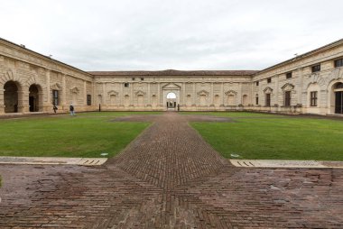  Palazzo Te Mantua önemli bir turistik olduğunu. Saray mannerist mimari tarzı 1524-1534 Federico II Gonzaga, Marquess Mantua için inşa edilmiştir. İtalya
