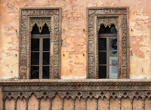 広場やソルデッロ広場ロンバルディア州マントヴァの市内中心部にある宮殿の古い窓。イタリア — ストック写真