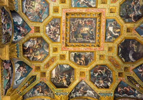 De plafond fresco's van Palazzo Te in Mantua. Het paleis werd gebouwd 1524-1534 in de architectonische stijl van de maniëristische voor Federico Ii Gonzaga, markgraaf van Mantua. Italië — Stockfoto