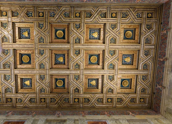 Потолочные фрески Палаццо Те в Мантуе. Дворец был построен в 1524 - 1534 годах в стиле маньеризма для Федерико II Гонзаги, маркиза Мантуи. Италия — стоковое фото