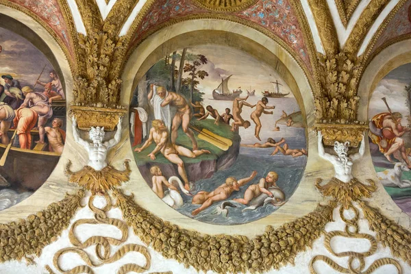 Gli affreschi del soffitto di Palazzo Te a Mantova. Il palazzo fu costruito tra il 1524 e il 1534 in stile architettonico manierista per Federico II Gonzaga, marchese di Mantova. Italia — Foto Stock