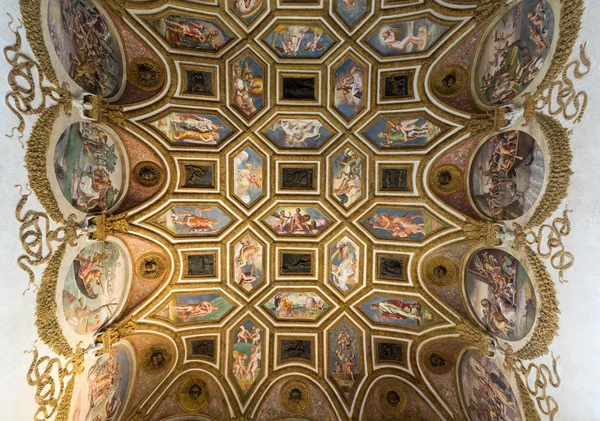 De plafond fresco's van Palazzo Te in Mantua. Het paleis werd gebouwd 1524-1534 in de architectonische stijl van de maniëristische voor Federico Ii Gonzaga, markgraaf van Mantua. Italië — Stockfoto