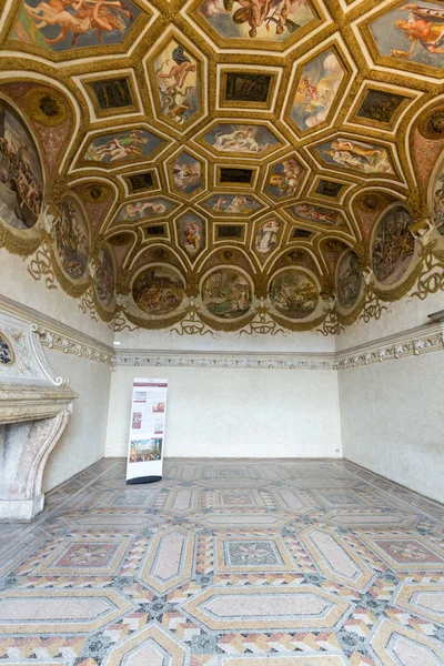 Palazzo te in mantua ist eine wichtige Touristenattraktion. Die Deckenfresken sind das bemerkenswerteste Merkmal des Palastes, der 1524-1534 im manieristischen Baustil für Federico Ii Gonzaga, Marquess von Mantua, erbaut wurde.. — Stockfoto