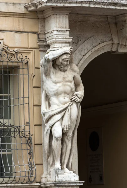 Standbeeld van Hercules bij de ingang van het 18e-eeuwse Palazzo Vescovile (Paleis van de bisschoppen) in het historische centrum van Mantua, Italië — Stockfoto