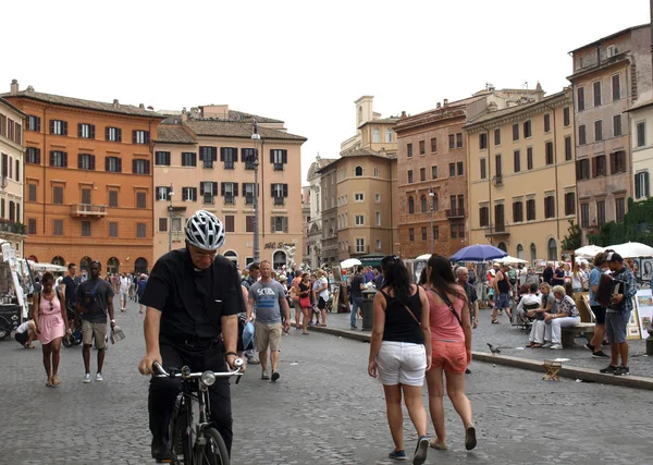 Piazza Navona in Rome vol met toeristen het hele jaar — Stockfoto