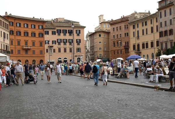 Piazza Navona di Roma penuh dengan wisatawan sepanjang tahun — Stok Foto