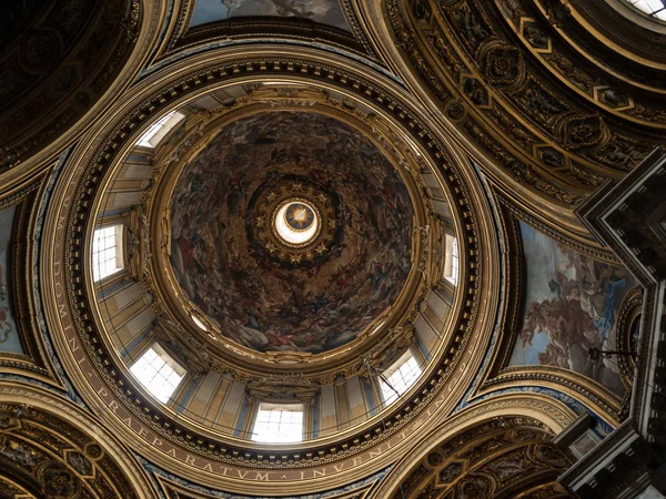 Agone Sant'Agnese Kilisesi Roma'nın en çok ziyaret edilen kiliseler ünlü Piazza Navona'onun merkezi konumu nedeniyle biridir — Stok fotoğraf