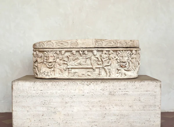 Ancient sarcophagus in the baths of Diocletian in Rome. Italy — Stock Photo, Image