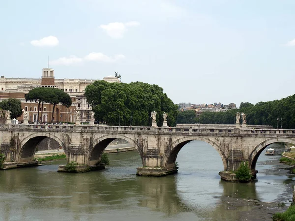Vittorio Emanuele II Bridge in Rome, Italy. — Stock Photo, Image
