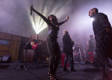 2 Symphonica yapılan Polonya kültü, underground, rock, metal - ve müzisyenler ve solistler Varşova Futura sahne sinema Cracow Kiev'de üzerinde gerçekleştirdiği yıl 80-bu serseri Lehçe grupları müzik.