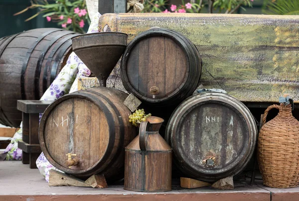 Alte Fässer und Werkzeuge für die Weinproduktion — Stockfoto