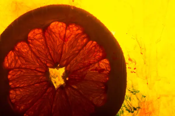 Close up of a grapefruit slice in water — Stock Photo, Image