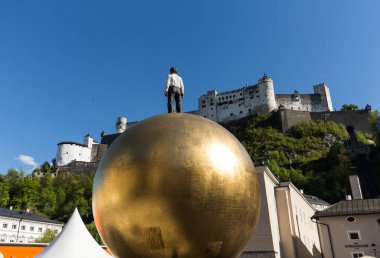 Stephan Balkenhol - olan Sphaera, bir Altın Küre Kapitelplatz Salzburg, Avusturya için üzerinde bir adam heykeli