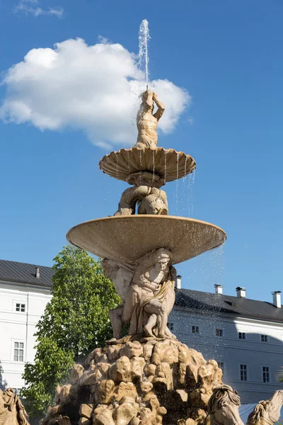 Barok Residence çeşme Residentplatz Salzburg üzerinde. Avusturya — Stok fotoğraf