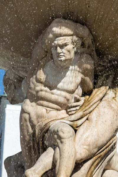 Barokke Residence fontein op Residentplatz in Salzburg. Oostenrijk — Stockfoto