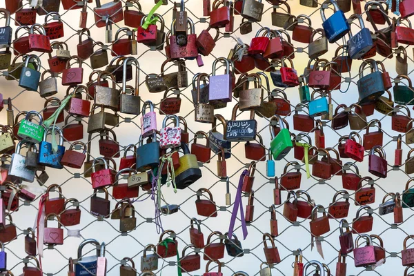 Jako symbol wiecznej miłości na moście w Salzburgu (Austria), nad rzeką Salzach z bliska kłódek — Zdjęcie stockowe