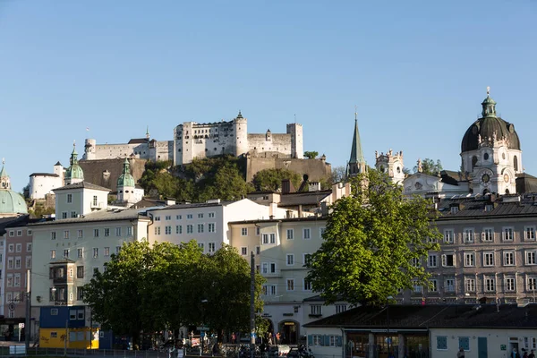 Старый город и фешенебельный Фельцбург, красивый средневековый замок в Мбаппе, Австрия — стоковое фото
